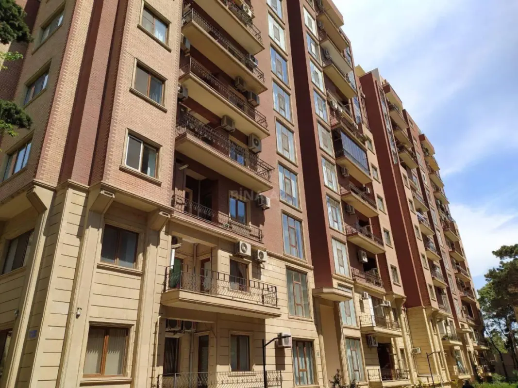 Satılır 4 otaqlı mənzil 180 m²