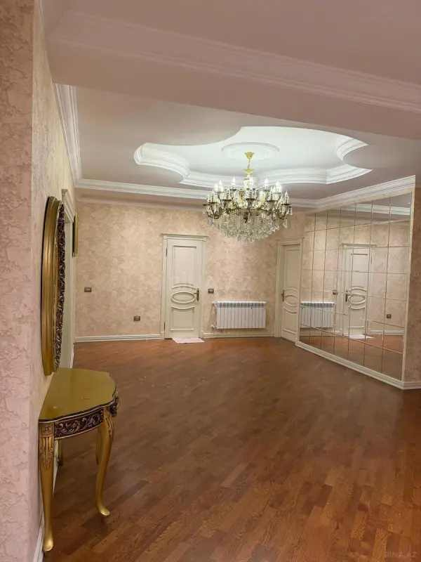 Satılır 4 otaqlı mənzil 180 m²