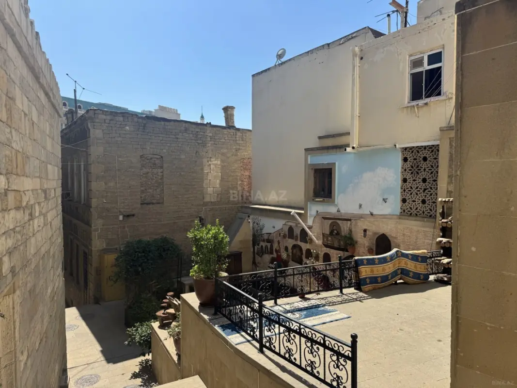Satılır 8 otaqlı həyət evi 250 m²