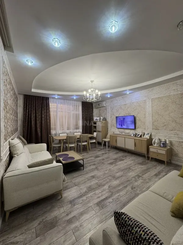 Satılır 4 otaqlı mənzil 160 m²