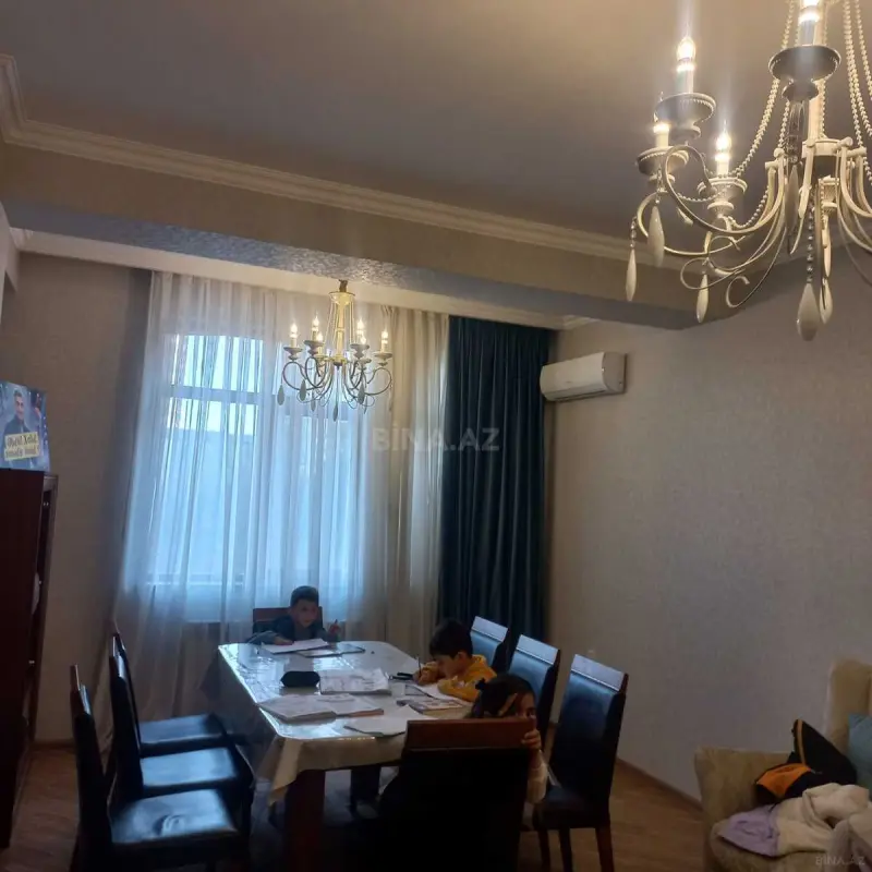 Satılır 4 otaqlı mənzil 141 m²
