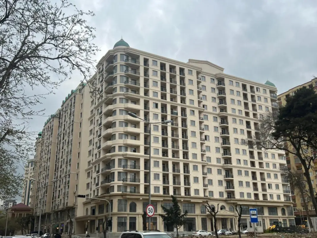 Satılır 3 otaqlı mənzil 134 m²