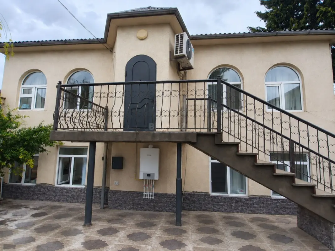 Satılır 8 otaqlı həyət evi 220 m²