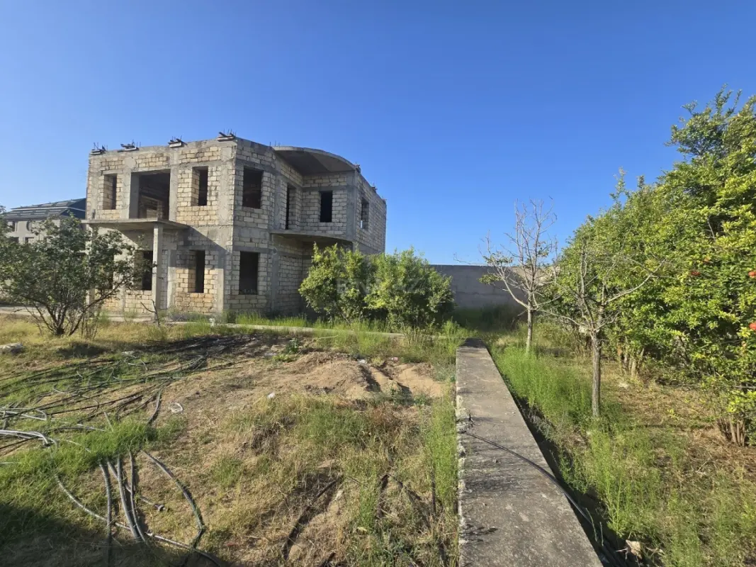 Satılır 5 otaqlı həyət evi 300 m²