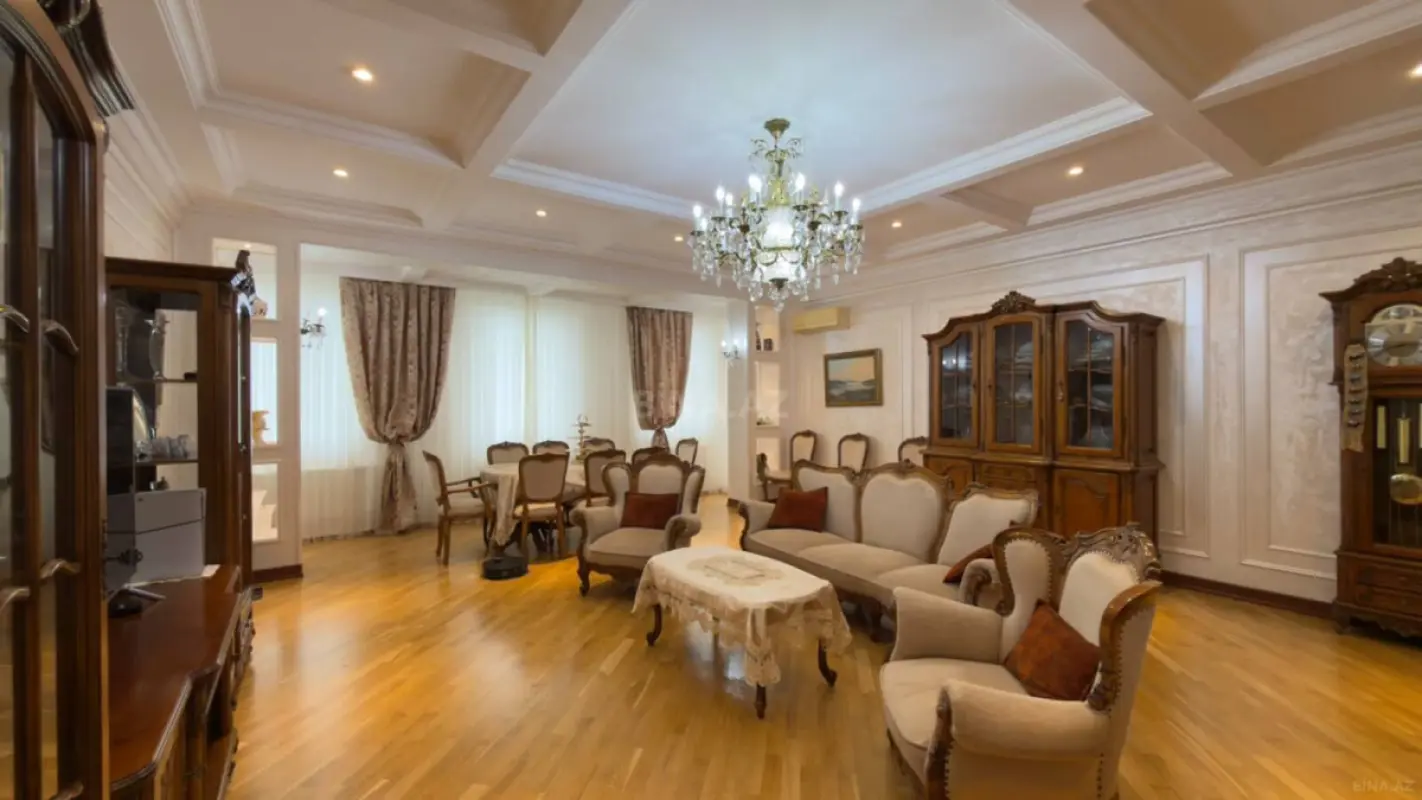 Satılır 4 otaqlı mənzil 225 m²