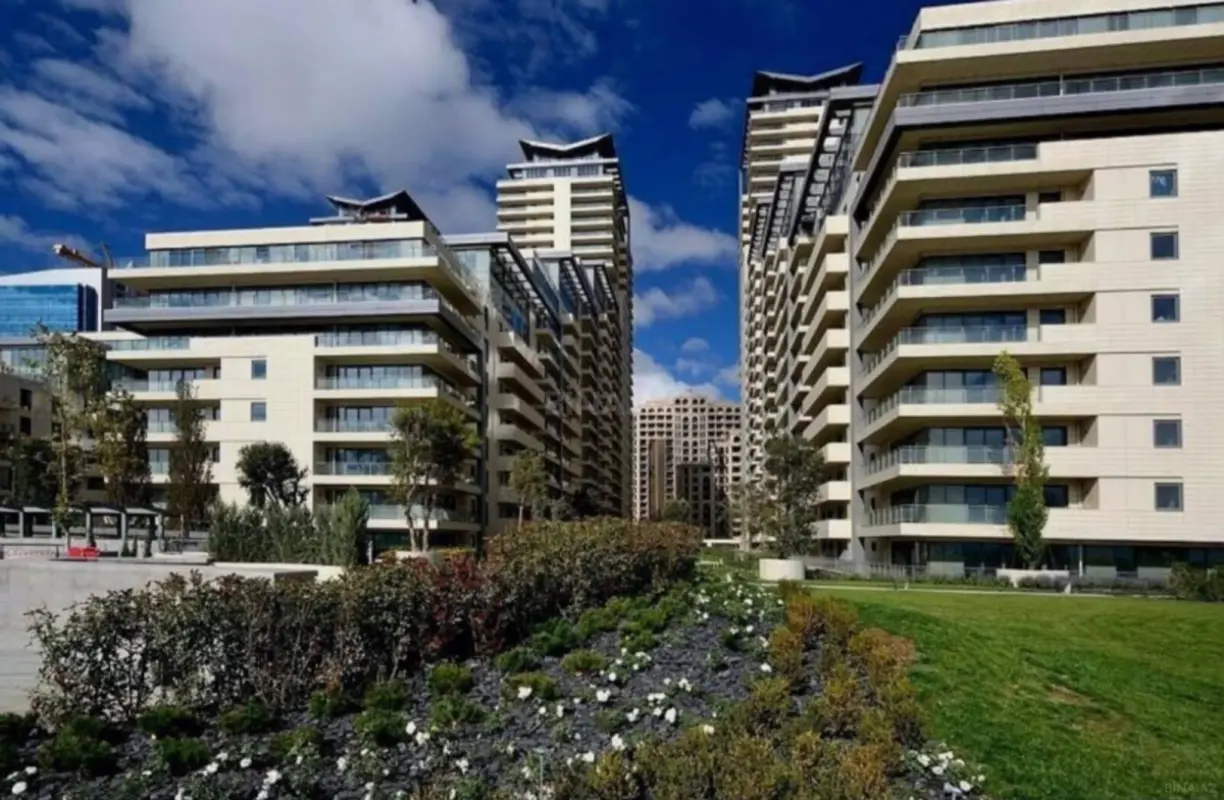 Satılır 4 otaqlı mənzil 178 m²