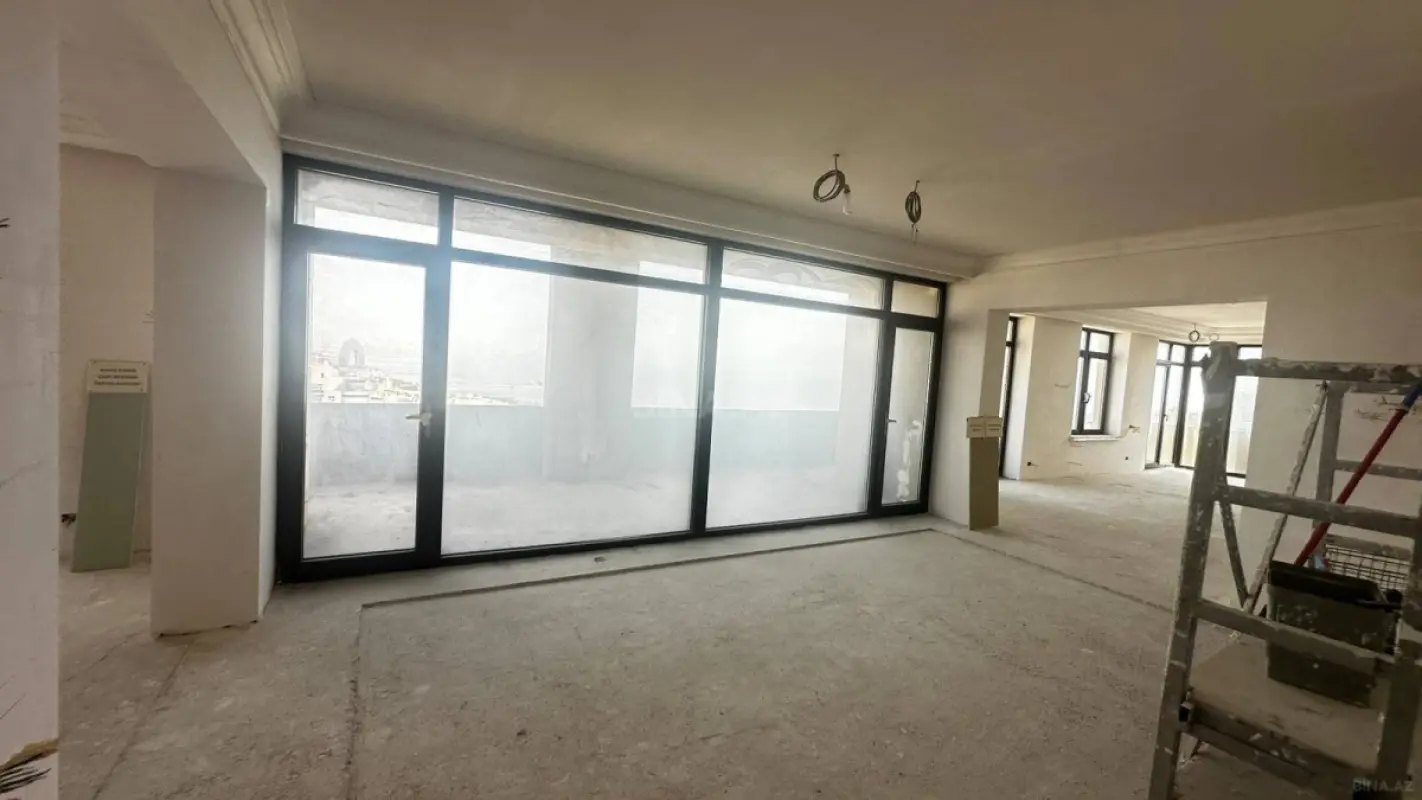 Satılır 8 otaqlı mənzil 680 m²
