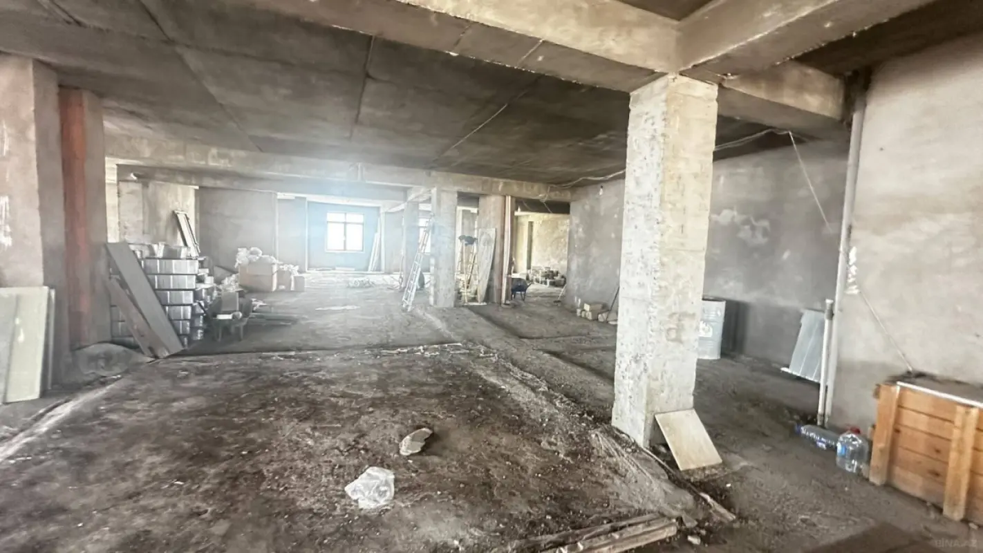 Satılır 8 otaqlı mənzil 680 m²