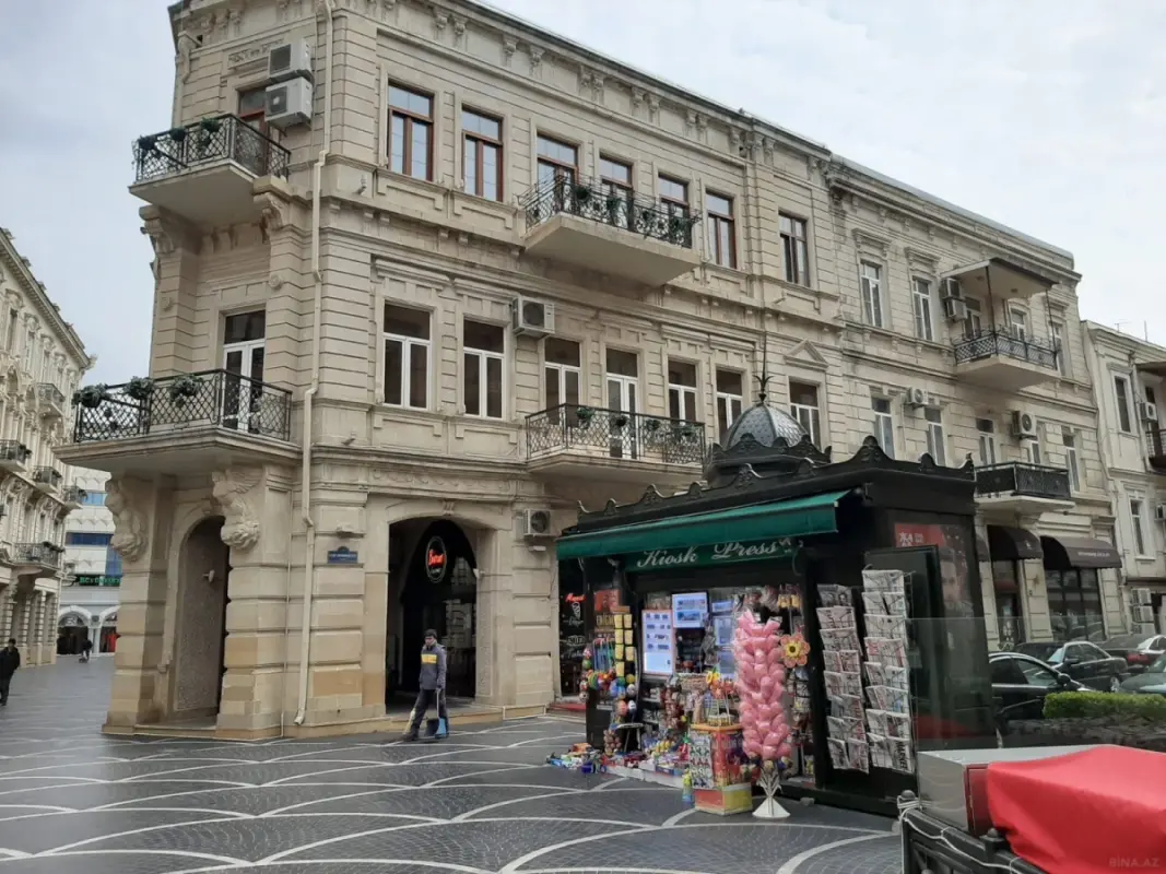 Kirayə verilir 4 otaqlı mənzil 140 m²