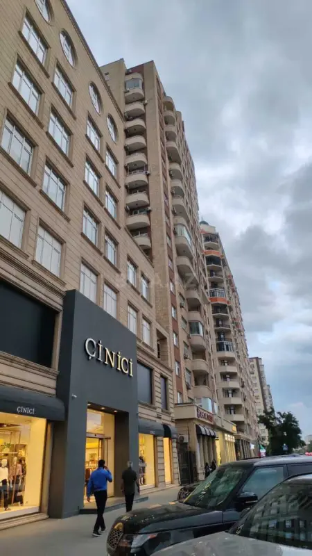 Satılır 3 otaqlı mənzil 145 m²