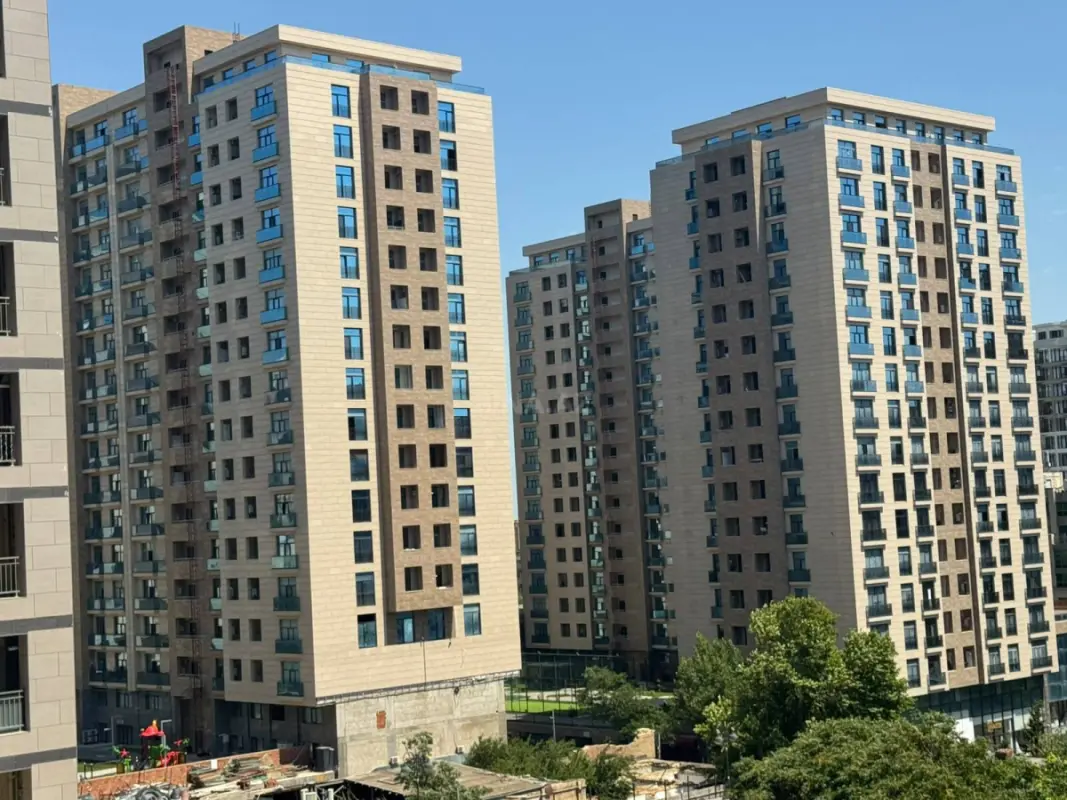 Satılır 2 otaqlı mənzil 83 m²