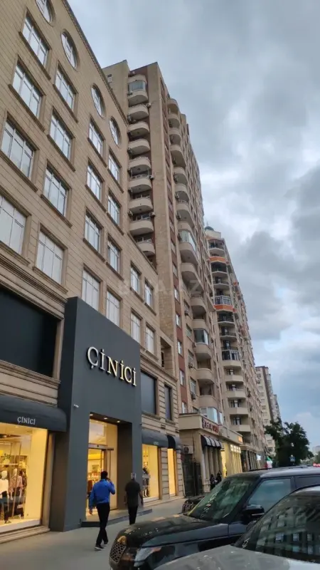 Satılır 3 otaqlı mənzil 145 m²
