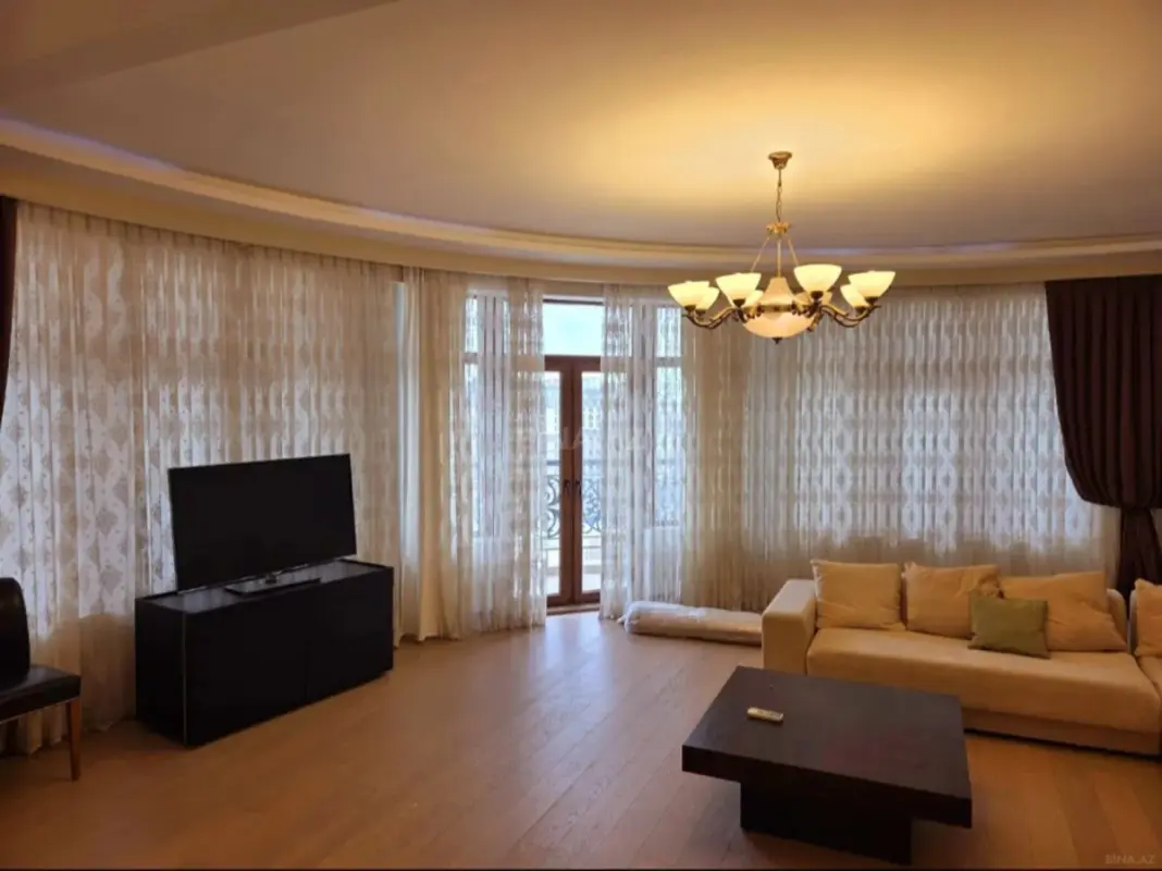 Satılır 3 otaqlı mənzil 190 m²
