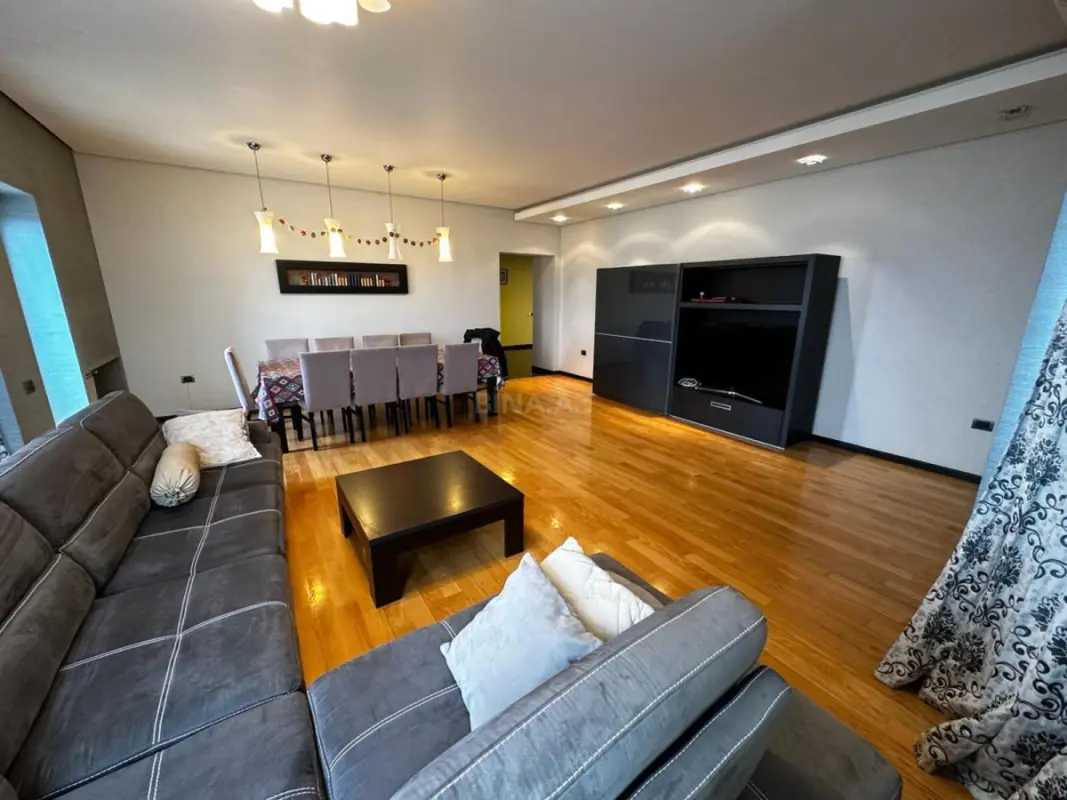 Kirayə verilir 4 otaqlı mənzil 200 m²
