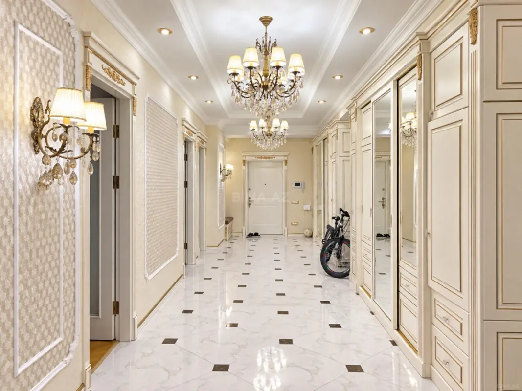 Satılır 4 otaqlı mənzil 180 m²