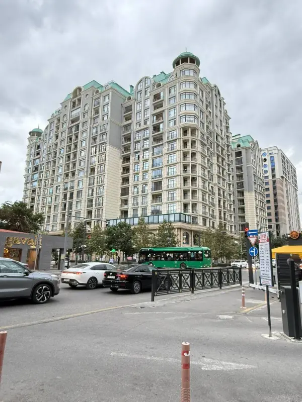 Satılır 3 otaqlı mənzil 122 m²