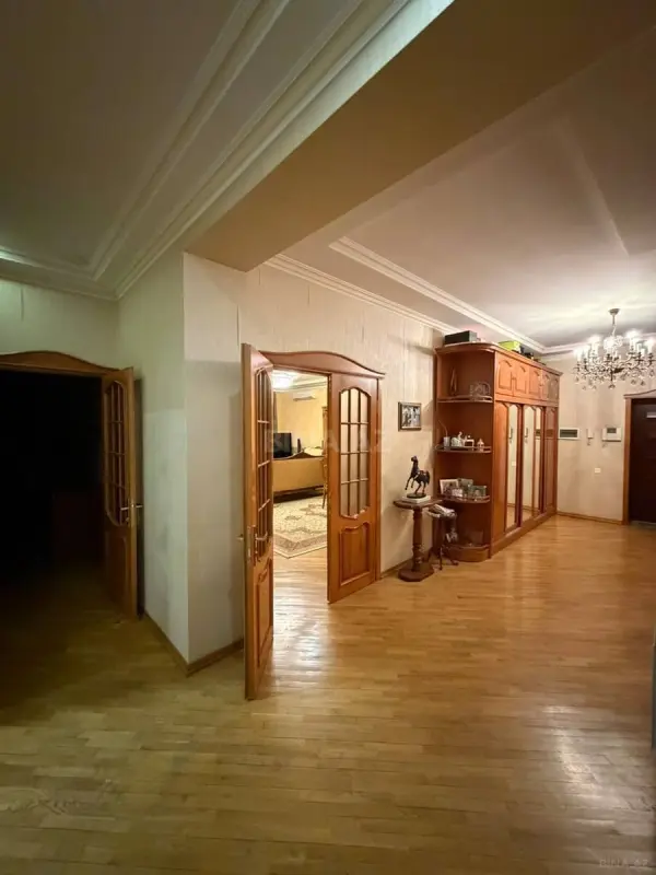 Satılır 4 otaqlı mənzil 150 m²