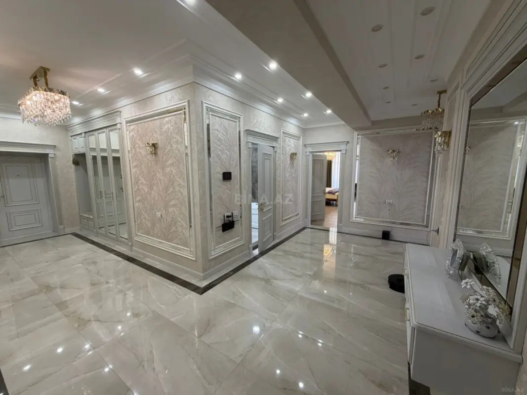 Satılır 5 otaqlı mənzil 300 m²