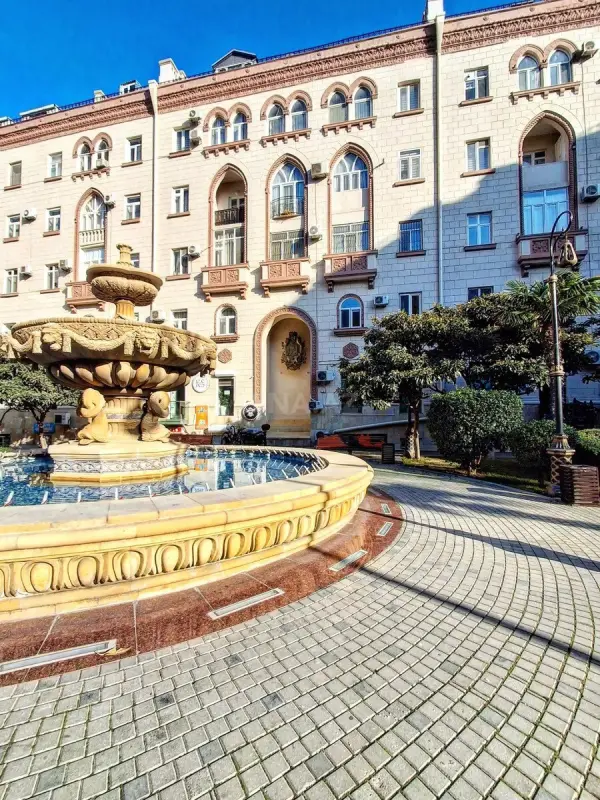 Satılır 3 otaqlı mənzil 200 m²