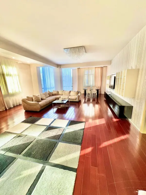 Kirayə verilir 3 otaqlı mənzil 180 m²