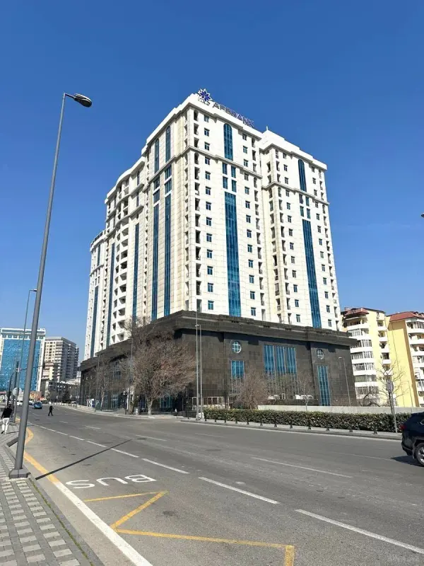 Satılır 5 otaqlı mənzil 185 m²