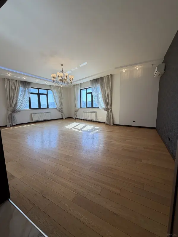 Satılır 4 otaqlı mənzil 190 m²