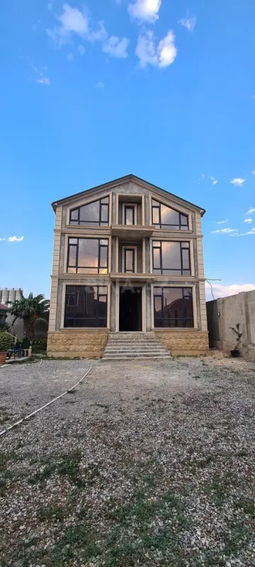 Satılır 10 otaqlı həyət evi 550 m²