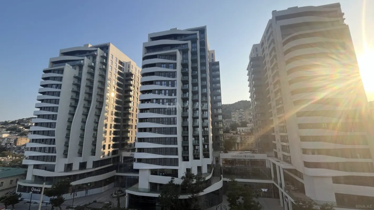 Satılır 5 otaqlı mənzil 303 m²