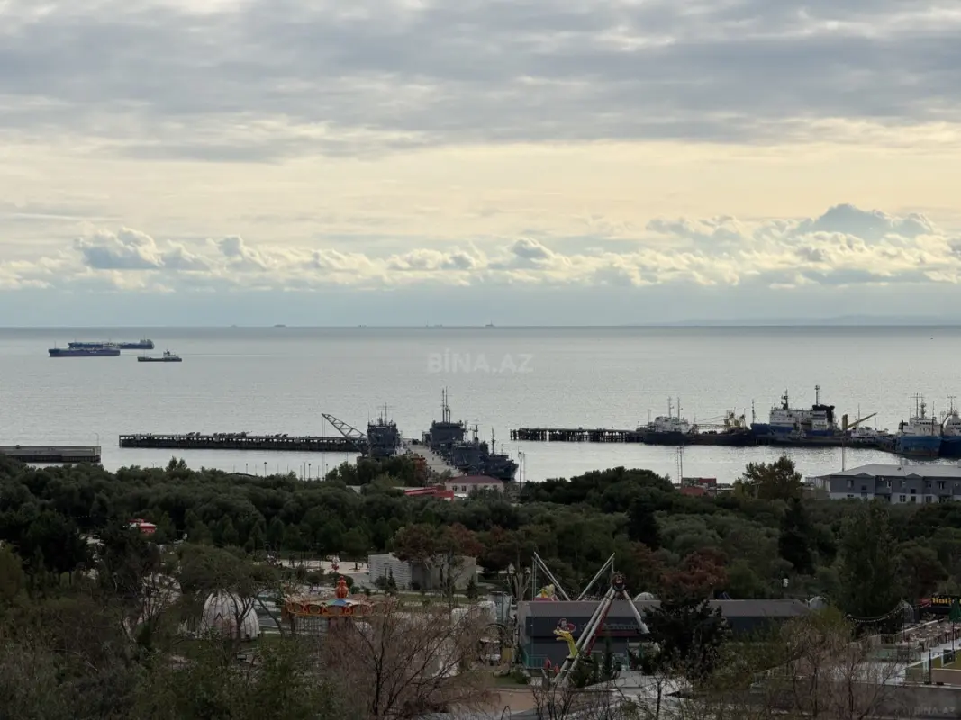 Satılır 4 otaqlı mənzil 179 m²