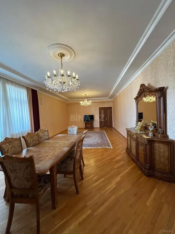 Satılır 3 otaqlı mənzil 176 m²