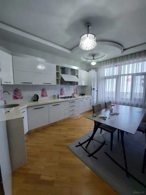 Kirayə verilir 3 otaqlı mənzil 150 m²