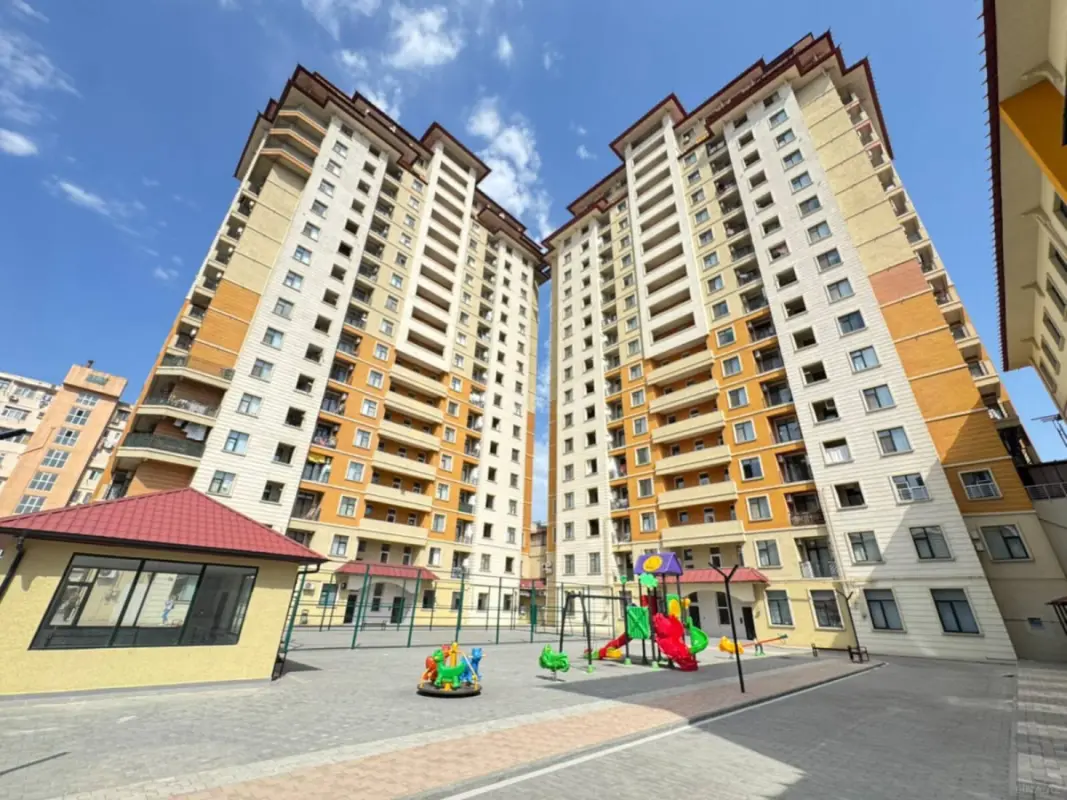 Satılır 4 otaqlı mənzil 186 m²