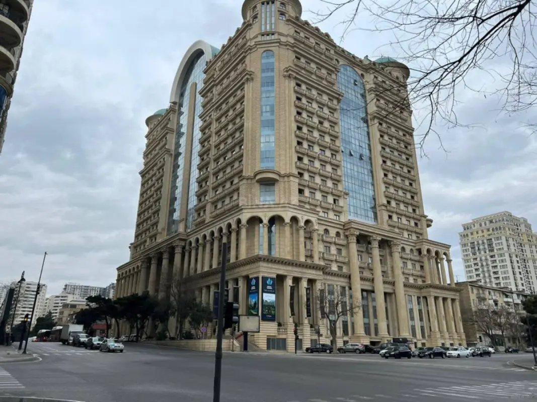 Satılır 4 otaqlı mənzil 217 m²