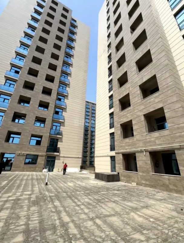 Satılır 4 otaqlı mənzil 195 m²