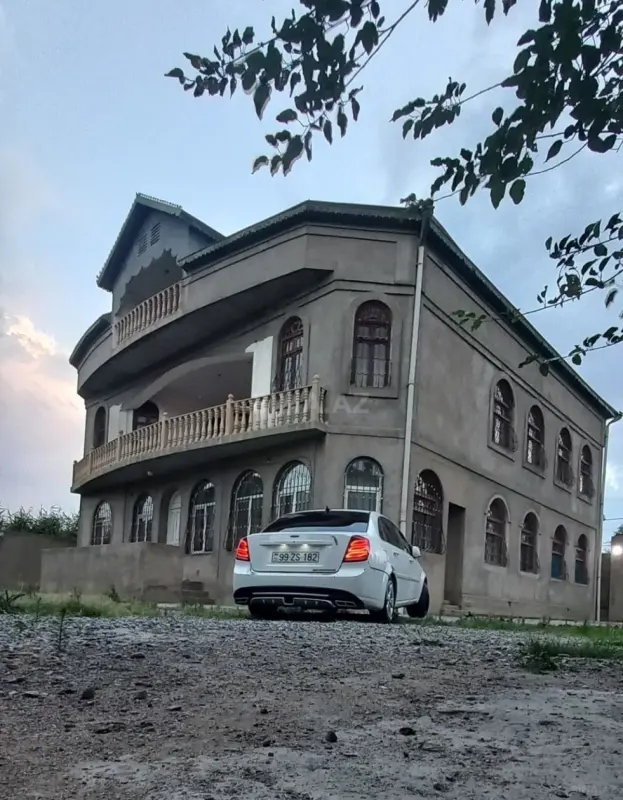 Satılır 10 otaqlı həyət evi 600 m²