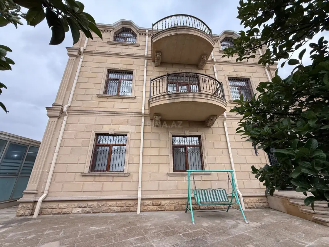 Satılır 5 otaqlı həyət evi 300 m²