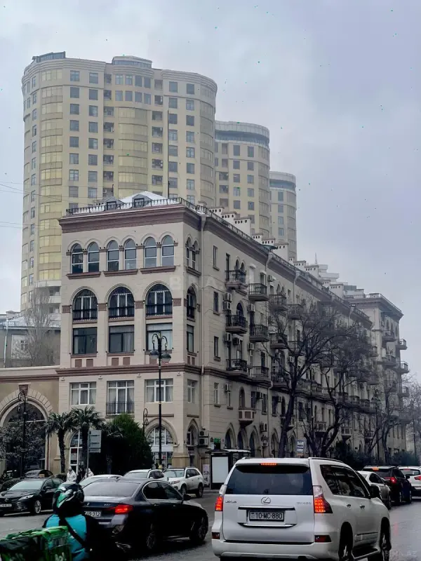 Satılır 6 otaqlı mənzil 550 m²