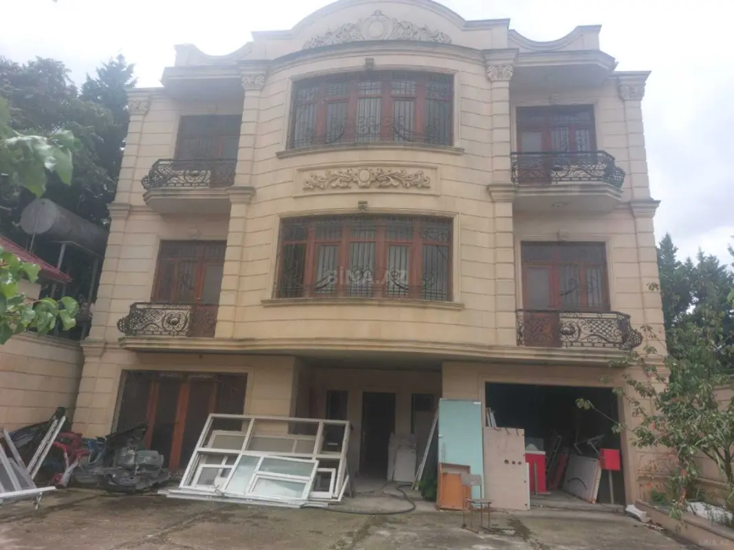 Satılır 9 otaqlı həyət evi 390 m²