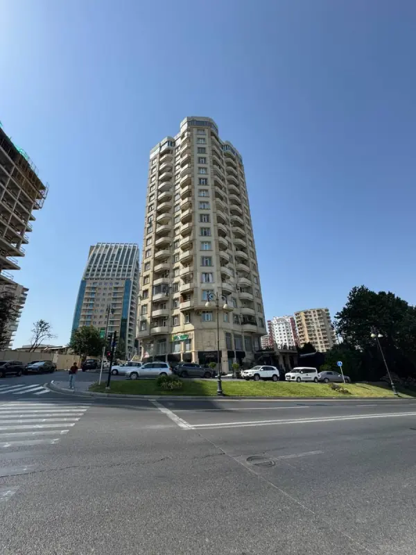 Satılır 5 otaqlı mənzil 290 m²