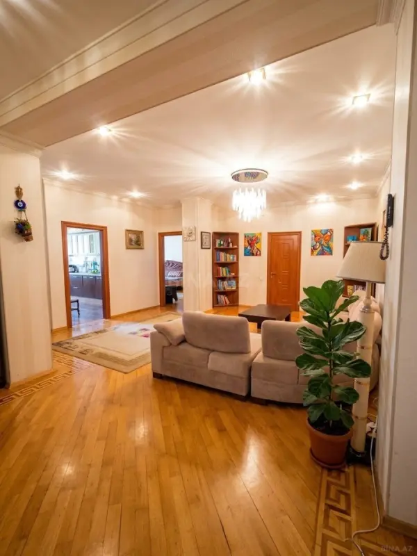 Satılır 3 otaqlı mənzil 145 m²