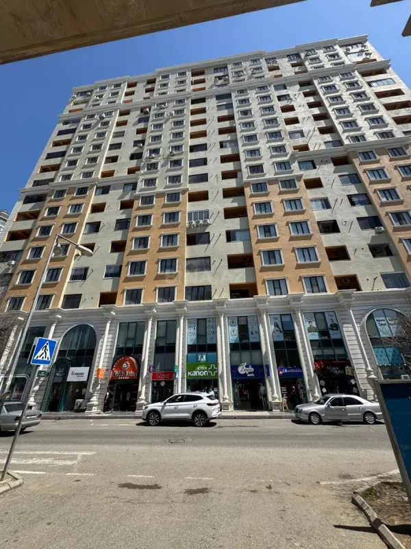 Satılır 3 otaqlı mənzil 186 m²