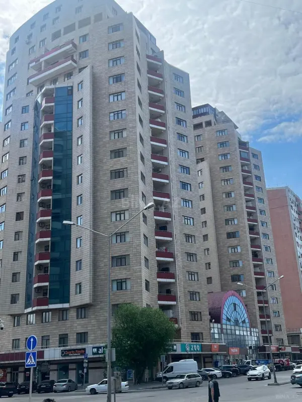 Satılır 4 otaqlı mənzil 175 m²
