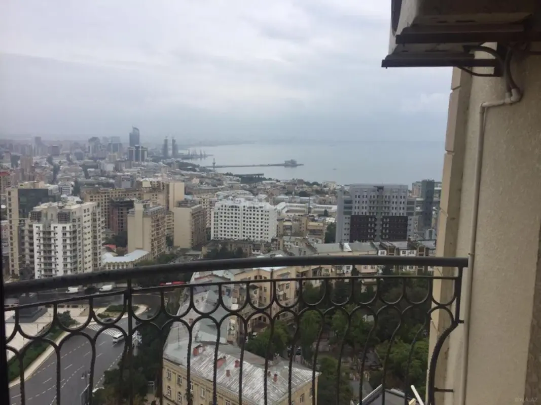Satılır 5 otaqlı mənzil 300 m²