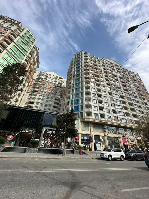 Satılır 3 otaqlı mənzil 145 m²