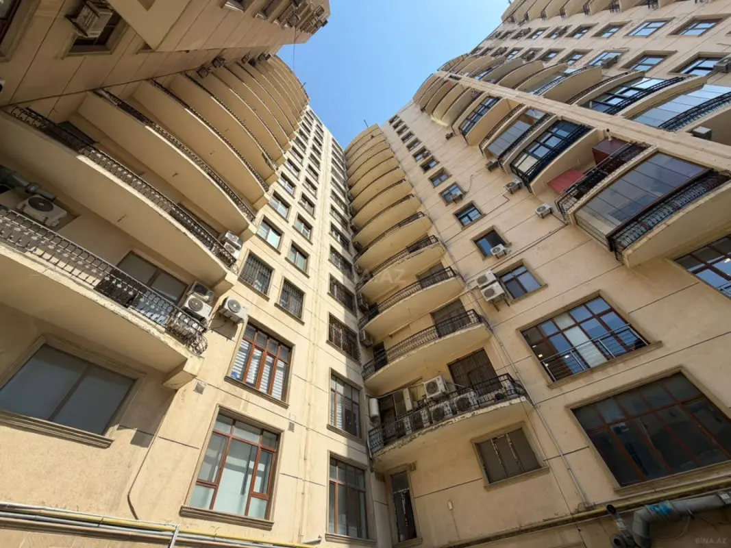 Satılır 6 otaqlı mənzil 230 m²