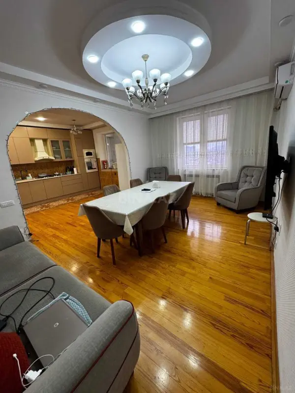 Satılır 4 otaqlı mənzil 145 m²