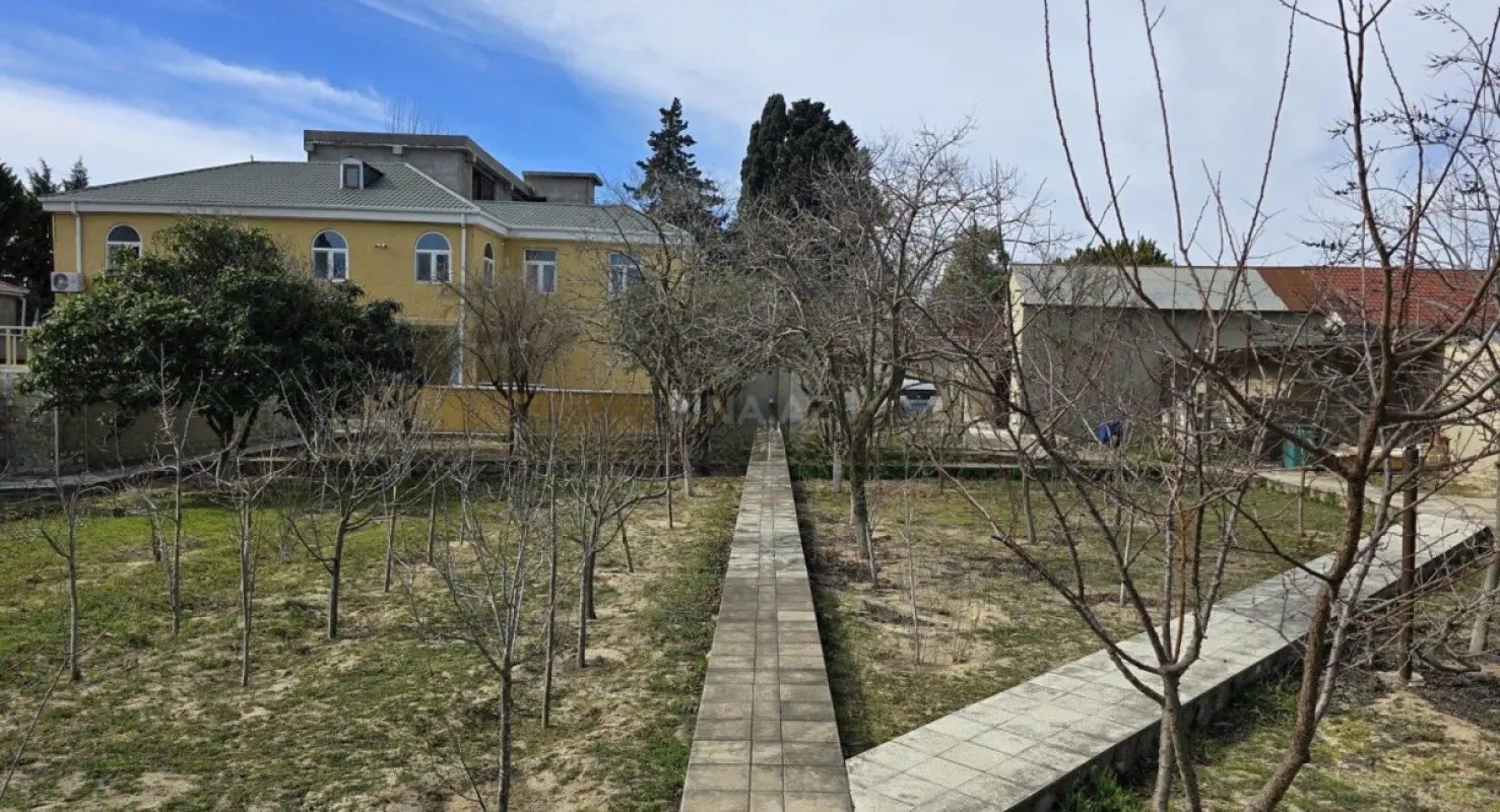 Satılır 5 otaqlı həyət evi 180 m²