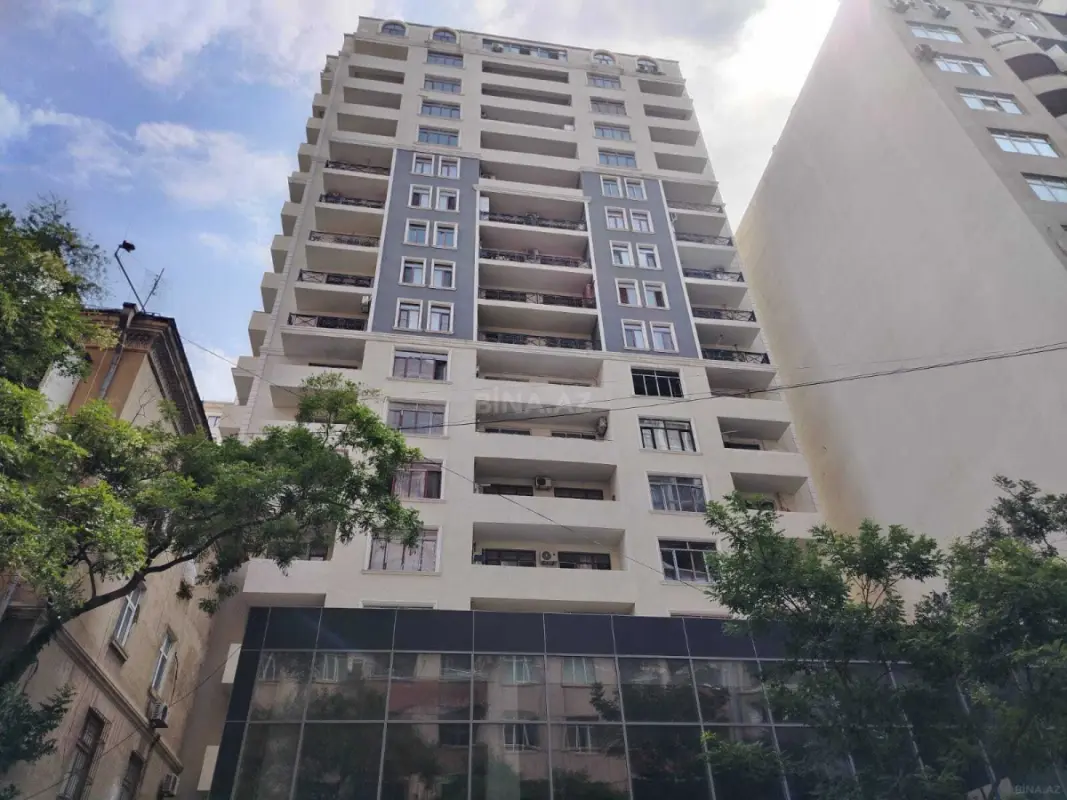 Satılır 4 otaqlı mənzil 175 m²