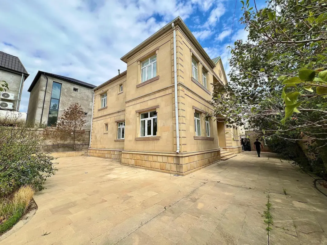 Satılır 8 otaqlı həyət evi 280 m²