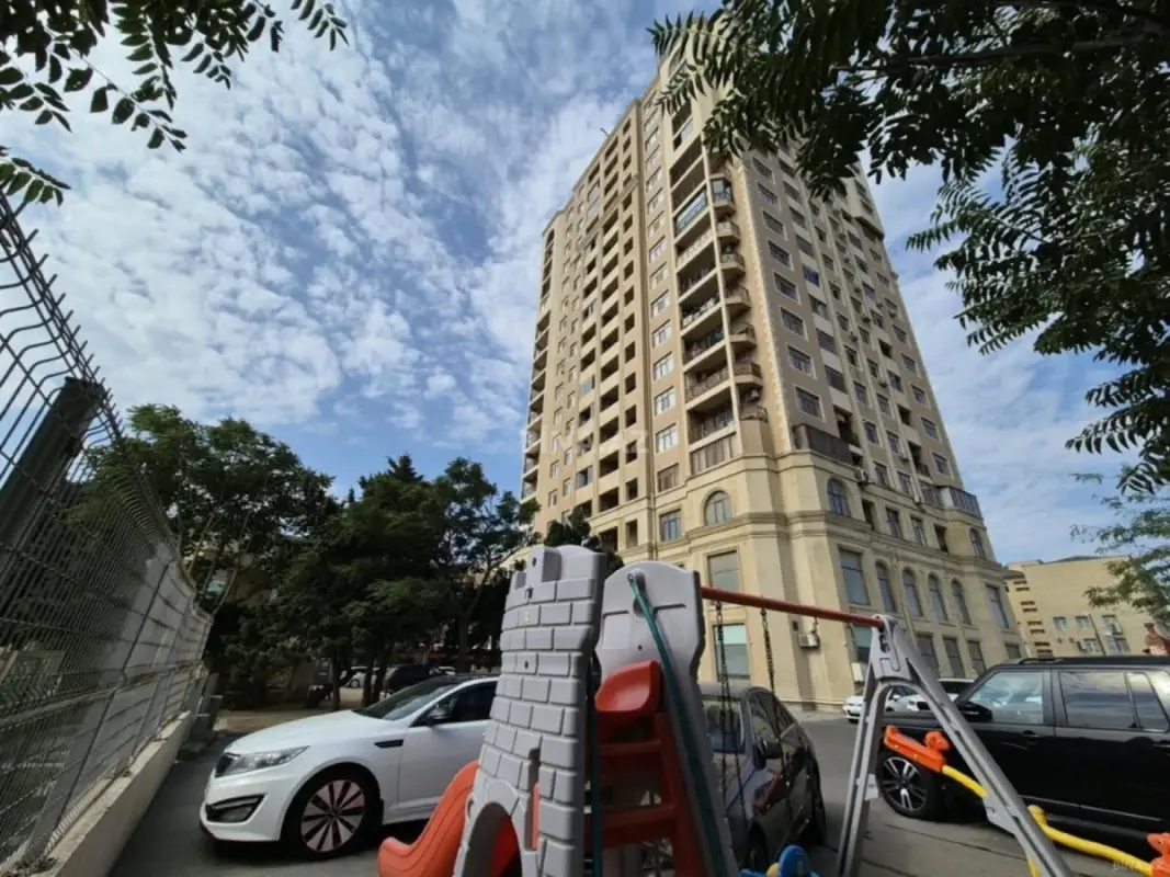 Satılır 3 otaqlı mənzil 140 m²